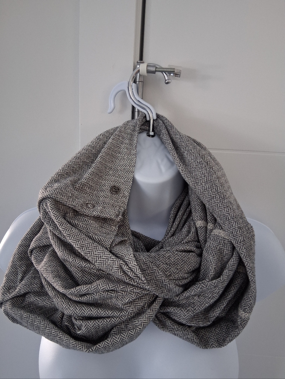 Lululemon/ Vinyasa Scarf/ Neutral Black & White Herringbone/ With Snaps - Picture 5 of 9